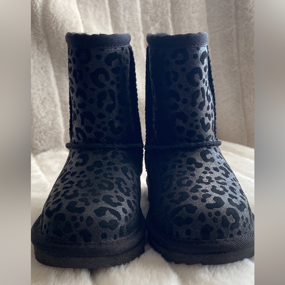 New UGG boots for kids size 7 - Picture 3 of 5